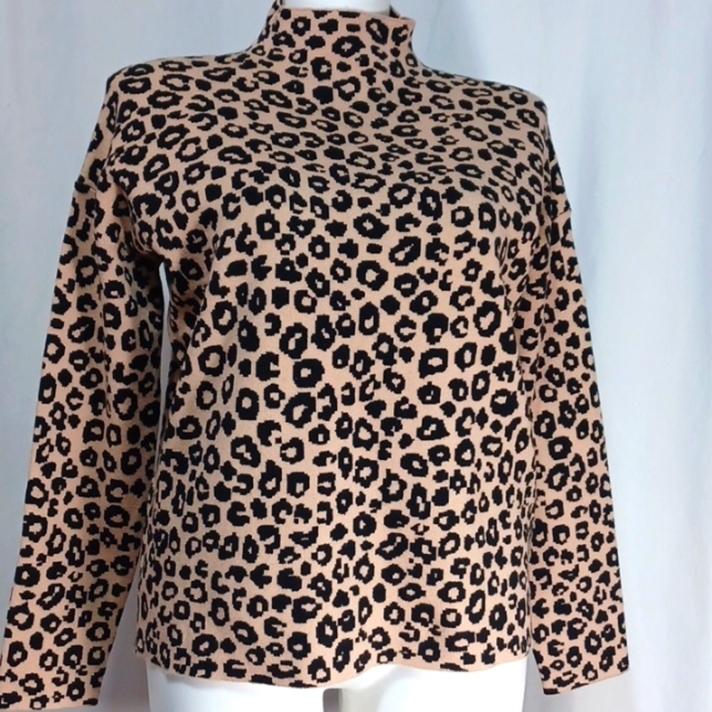 TAHARI WOMENS TOP SIZE XL IN A BEAUTIFUL Leopard design